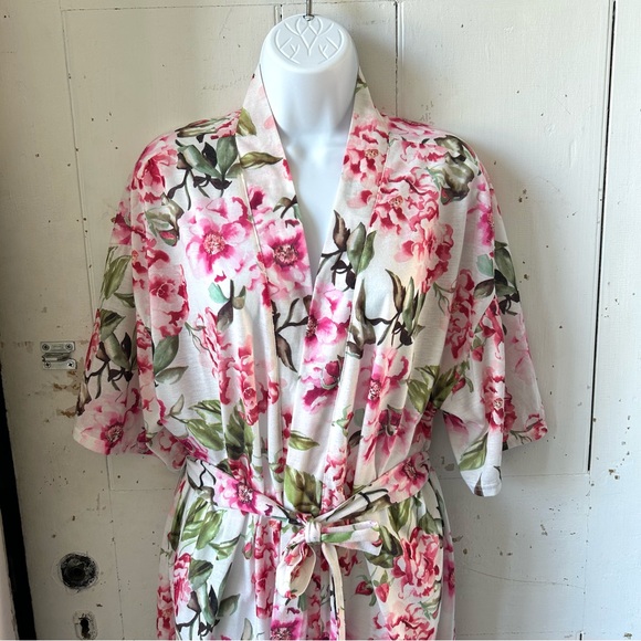 Show me your MuMu BRIE Floral Garden Print Short Kimono Robe - Picture 6 of 14